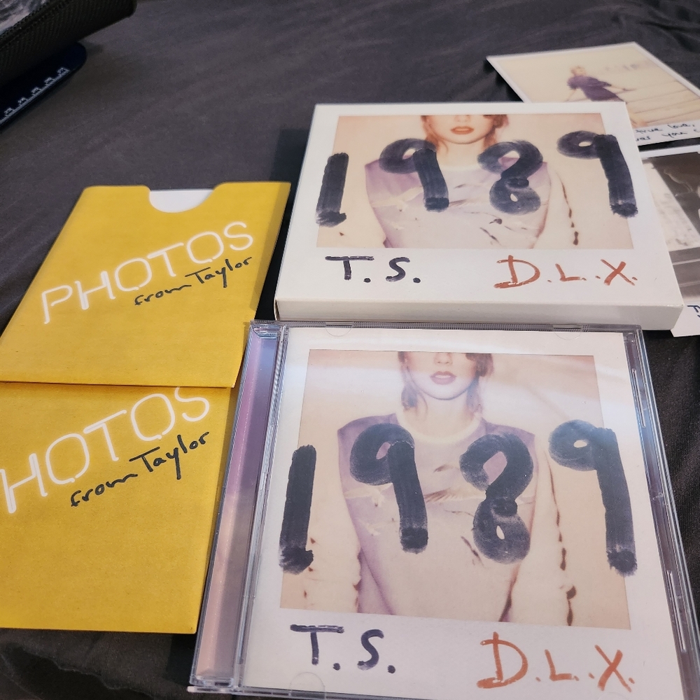 Taylor Swift 1989 Deluxe with 26 Polaroids (2014)